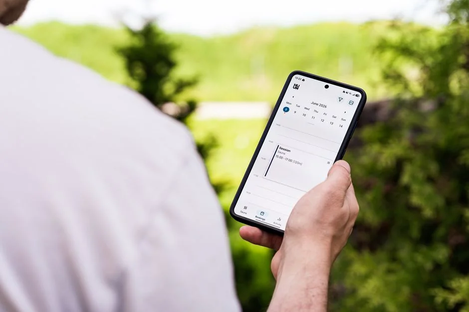 Un espace de travail contemporain mettant en valeur un ordinateur portable, une tablette et des smartphones, parfait pour un usage tech et freelance.